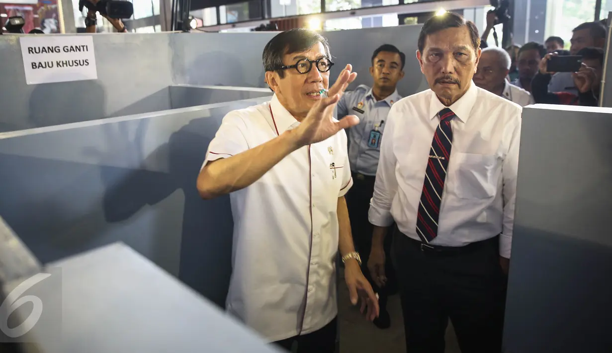 Menkumham Yasonna Laoly menujukkan simulasi ruangan sterilasi  di lapas kepada Menkopolhukam Luhut Binsar Pandjaitan seusai memberikan arahan dan pemantapan kepada kepala Lapas dan Rutan se-Indonesia di Jakarta, Selasa (5/4). (Liputan6.com/Faizal Fanani)