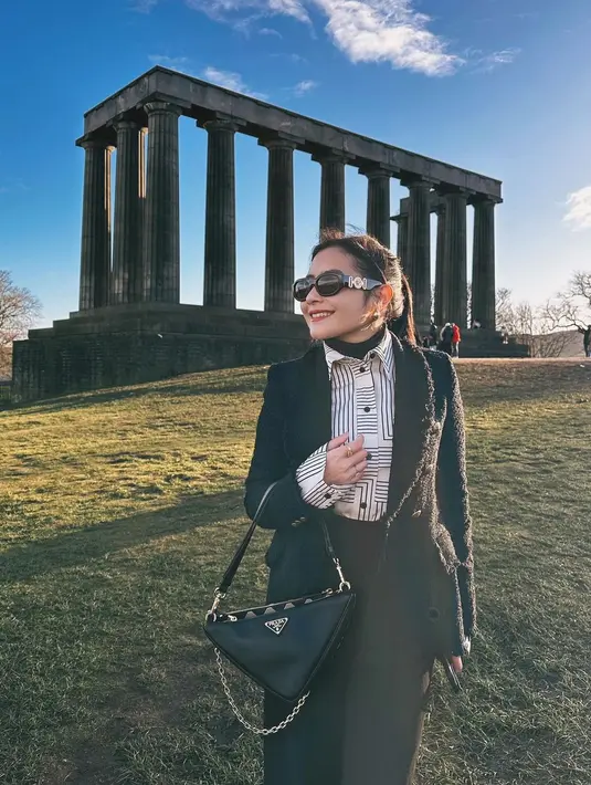 Selama liburan, Prilly juga tak meninggalkan gaya formal khasnya. Seperti saat mengunjungi Edinburgh, Scotland ini, Prilly memadukan striped shirt-nya dengan tweed blazer dan loose pants.  [@prillylatuconsina96]
