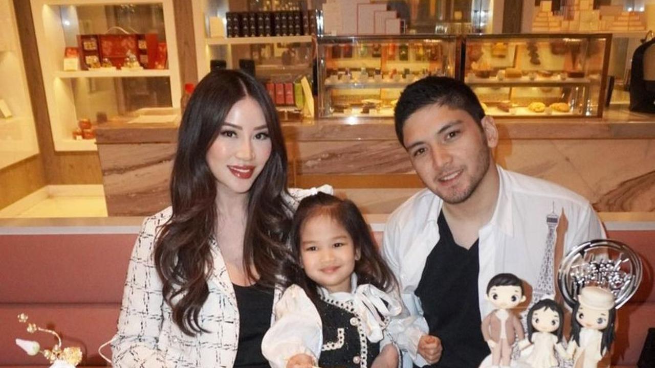 Pasangan yang jauh dari sorotan media ini selalu harmonis dan banyak menghabiskan waktu bersama putri kecil mereka dengan liburan bertiga.