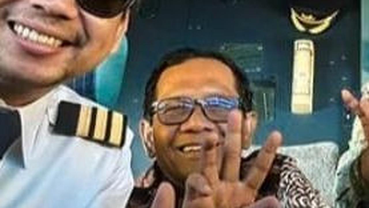 Pilot Garuda Ajak Mahfud Masuk Kokpit Pesawat, Foto Pose Salam 3 Jari