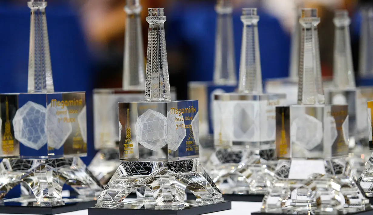 Piala yang diperebutkan para peserta kejuaraan kubus Rubik Dunia di Saint Denis, Paris, Prancis (16/7). Dalam kejuaraan ini terdapat banyak kategori perlombaan yg dipertandingkan. (AFP Photo/Geoffroy Van Der Hasselt)