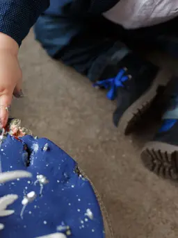 Ide aktivitas sensorik kreatif untuk balita 2–3 tahun yang mudah, murah, dan bermanfaat bagi perkembangan anak. (Foto: freepic.diller/Freepik)