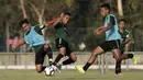 Pemain Timnas Indonesia U-22, Osvaldo Haay, berebut bola saat latihan di Lapangan G, Senayan, Jakarta, Sabtu (5/10). Latihan ini merupakan persiapan menjelang SEA Games 2019. (Bola.com/Yoppy Renato)