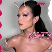 Katy Perry Kembali menghebohkan publik dengan gaya uniknya. Saat hadi ke pesta ulang tahun Jeff Bezos, Ia tampil bergaya alien dengan gaun karya desainer lokal.