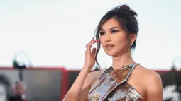 Gemma Chan berpose untuk para fotografer setibanya pada pemutaran perdana film 'Don't Worry Darling' dalam Venice Film Festival edisi ke-79 di Venesia, Italia, 5 September 2022. Aktris berusia 39 tahun itu tampil glamor dalam balutan gaun berpayet penuh yang dihiasi dengan desain bunga pada bagian ujungnya. (Photo by Vianney Le Caer/Invision/AP)