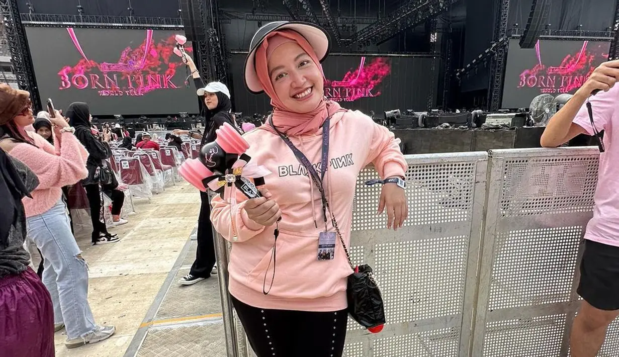 Pemilik nama lengkap Pramaisshela Arinda Daryono Putri itu senang akhirnya bisa menonton girlband asal Korea Selatan itu setelah 4 tahun menanti. Maissy pun berharap besar agar bisa berjumpa lagi dengan keempat anggota, Jisoo, Jennie, Rosé, and Lisa tahun depan. (Liputan6.com/IG/@pramaisshelarinda.md)