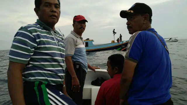 Perahu Miring di Tengah Laut, Puluhan Santri Tercebur ke Air