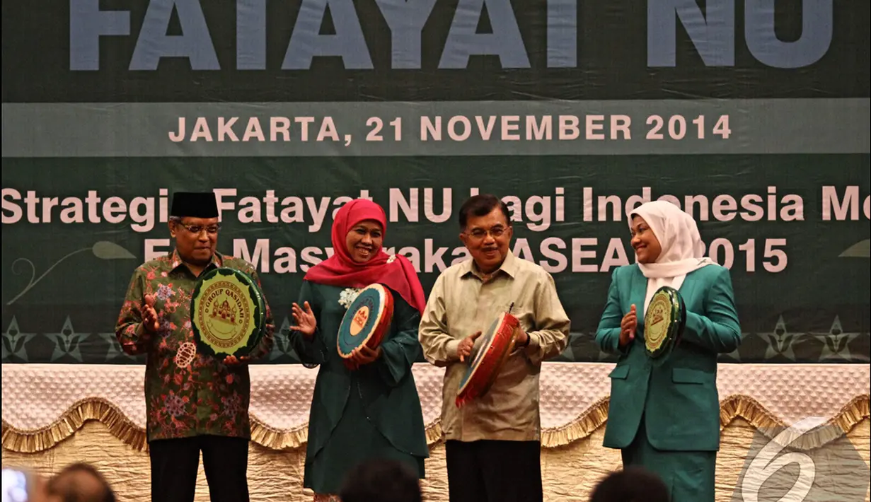 Ketua PBNU Said Aqil Siroj, Mensos Khofifah Indar Parawangsa, Wapres Jusuf Kalla dan Ketua Umum Fatayat NU Ida Fauziyah membuka Konferensi Besar XV Fatayat NU, Jakarta. Foto diambil pada Jum'at (21/11/2014). (Liputan6.com/Faizal Fanani)