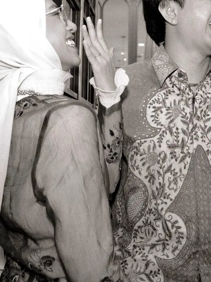 Potret Feby Putri Umumkan Pertunangan, Tampil  dengan Kebaya Payet Simpel dan Hijab Pashmina Cerah