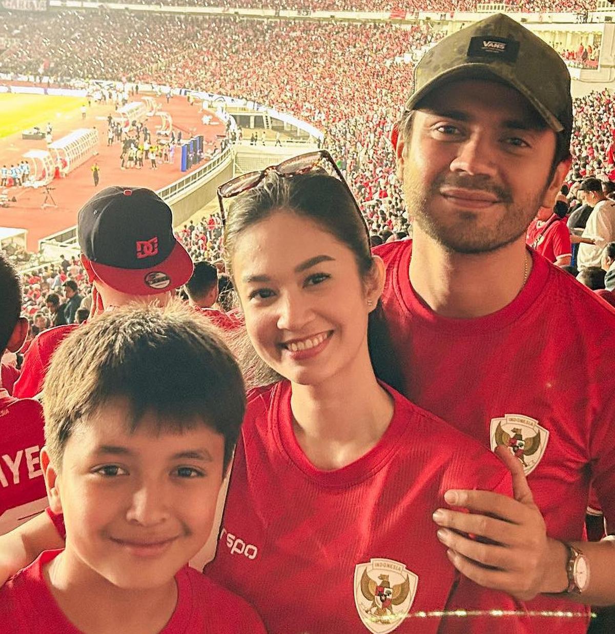 Potret Faradilla Yoshi Nonton Langsung Pertandingan Timnas Indonesia vs Australia di Stadion GBK