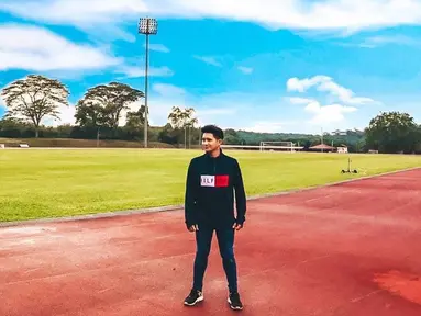 Chand Kelvin yang tengah melanjutkan pendidikan S2 di Malaysia juga tetap tampil keren. Chand terlihat mengenakan sweater yang dipadukan dengan blue jeans dan sneakers. (Liputan6.com/IG/@chand_kelvin)