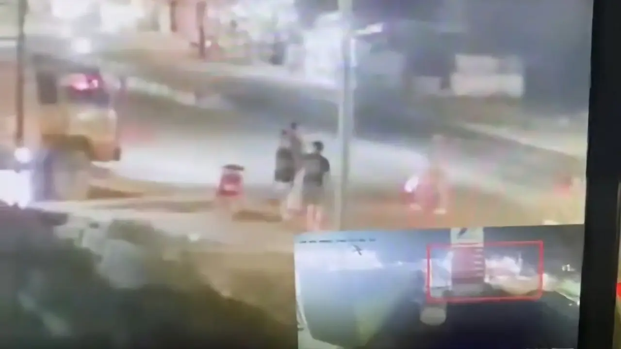 Tangkapan layar rekaman CCTV kades di Lampung menganiaya seorang pelajar