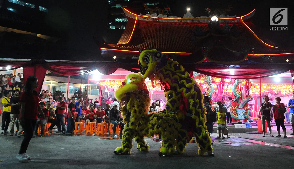 Tarian barongsai hibur warga keturunan Tionghoa pada malam Tahun Baru Imlek di Vihara Amurva Bhumi, Jakarta, Senin (04/2). Sembahyang menyambut Tahun Baru Imlek 2570 sebagai ungkapan syukur dari Tuhan. (Liputan6.com/Herman Zakharia)