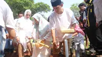 Ririn Ekawati mendampingi sang suami yang sedang berduka. Sekedar informasi H. Syaipudin ayah Ibnu Jamil meninggal dunia pada Rabu (21/6) pukul 15.45. Kamis (22/6) pagi, Ririn juga mendampingi sang suami mengantarkan ke pemakaman. [Foto; Adrian Putra/Fimela.com]
