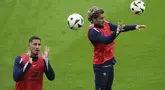 Pemain Prancis Antoine Griezmann (kanan) dan William Saliba menyundul bola saat sesi Latihan di Paderborn, Jerman, Rabu (12/6/2024). (AP Photo/Hassan Ammar)