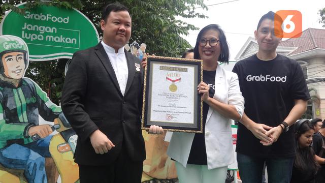 Managing Director Grab Indonesia, Neneng Goenadi menerima piagam MURI. (dok. Liputan6.com/Adhita Diansyavira)