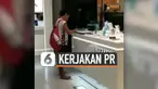 Seorang bocah mengerjakan tugas sekolahnya menggunakan perangkat display di gerai Samsung. Ini dilakukannya karena tak memiliki gadget dan juga internet.