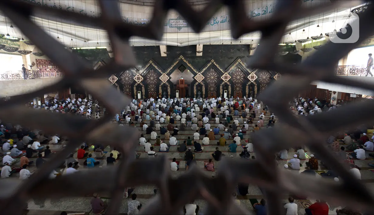 Jemaah melaksanakan ibadah salat Jumat di Masjid Agung At-Tin, Jakarta, Jumat (5/6/2020). Sejumlah masjid di Jakarta menggelar salat Jumat karena sudah memasuki masa PSBB transisi menuju new normal. (merdeka.com/Imam Buhori)