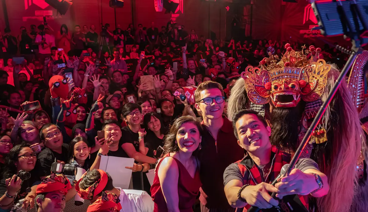 Aktor Tom Holland berswafoto dengan penggemarnya saat acara Spider-Man: Far From Home Pan-Asian Media Summit Bali di Denpasar, Senin (27/5/2019). Kegiatan itu merupakan rangkaian promo film terbaru yang rencananya akan dirilis pada Juli mendatang. (ANTHONY KWAN/GETTY IMAGES NORTH AMERICA/AFP)