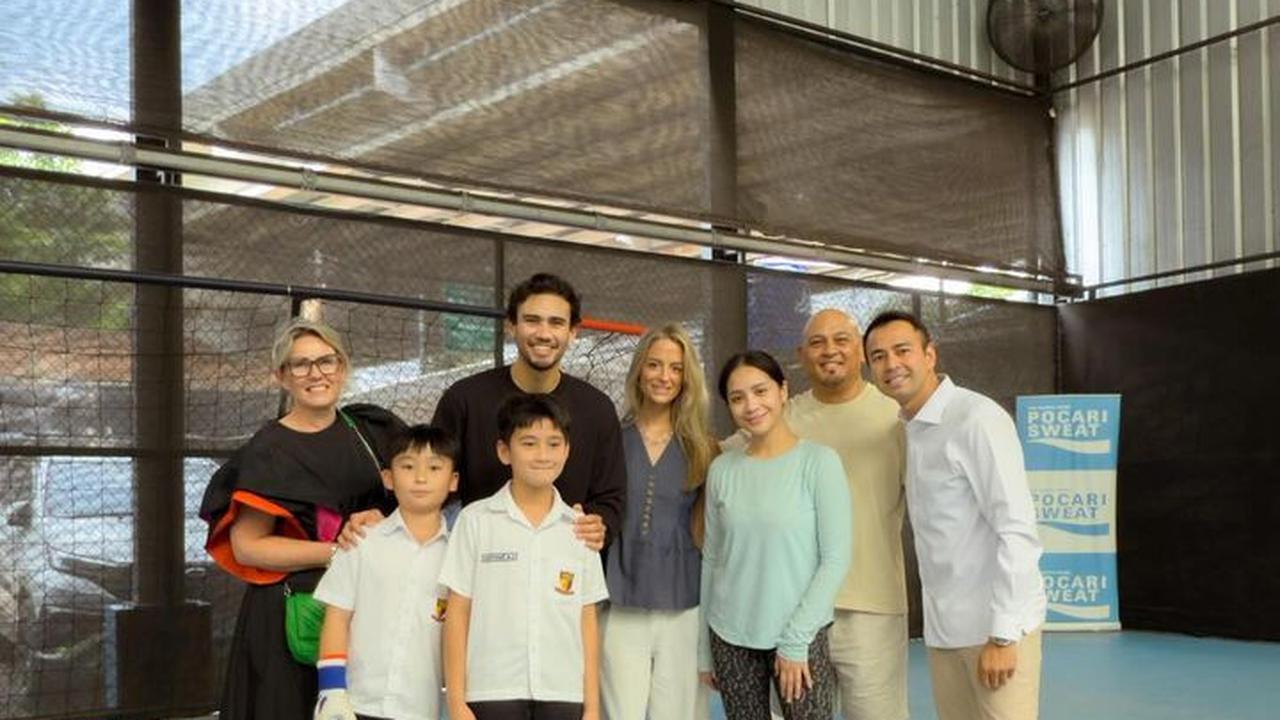 9 Potret Pemain Timnas Nathan Tjoe-A-On Datang ke Rumah Raffi Ahmad, Akrab dengan Rayyanza - Main Bola Bareng