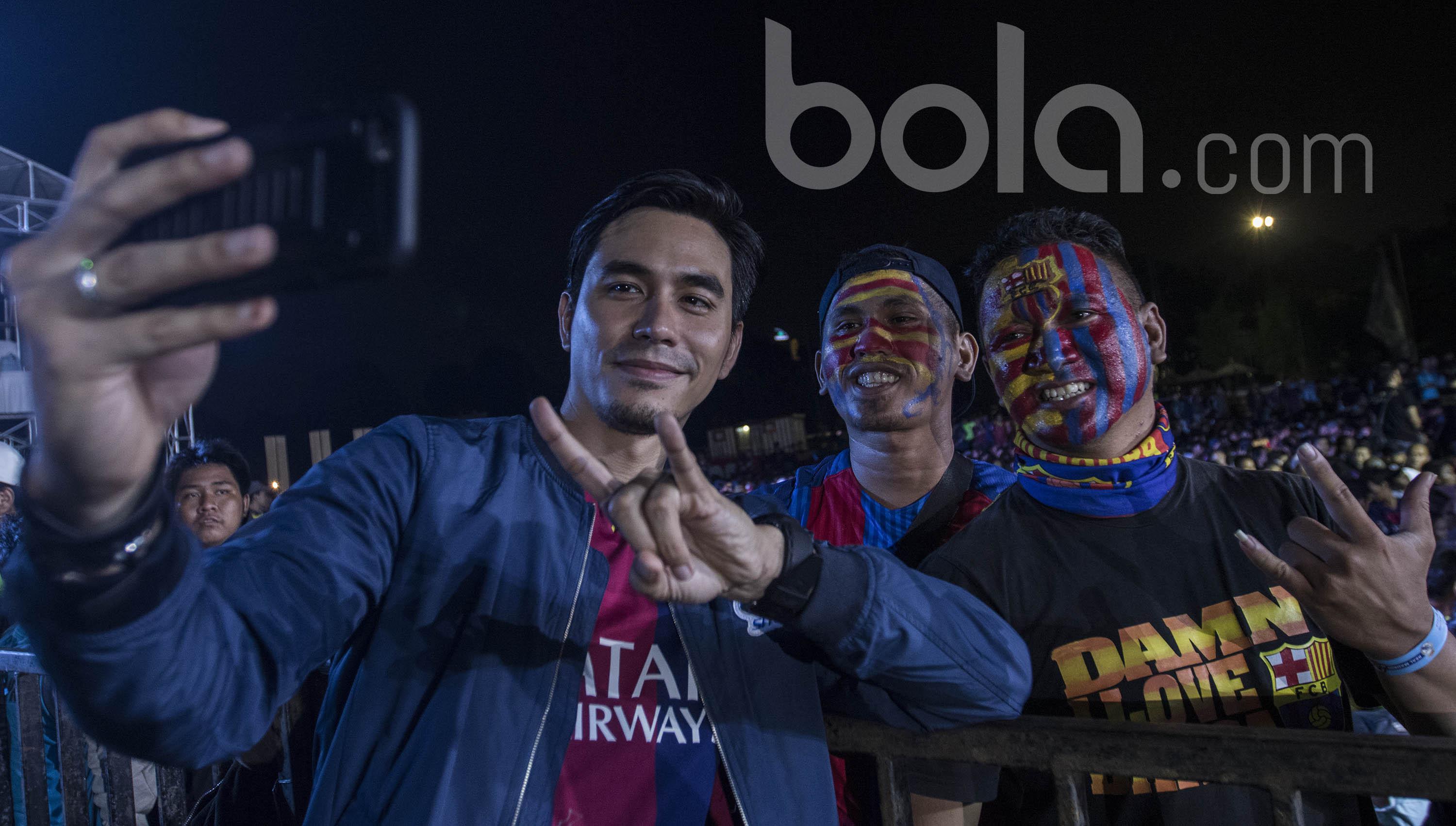 Aktor Darius Sinathrya mengajak selfie supporter Barcelona saat acara nonton bareng melawan Real Madrid bersama Bola.com dan Head & Shoulders di Senayan, Jakarta, Minggu (24/4/2017). (Bola.com/Vitalis Yogi Trisna)