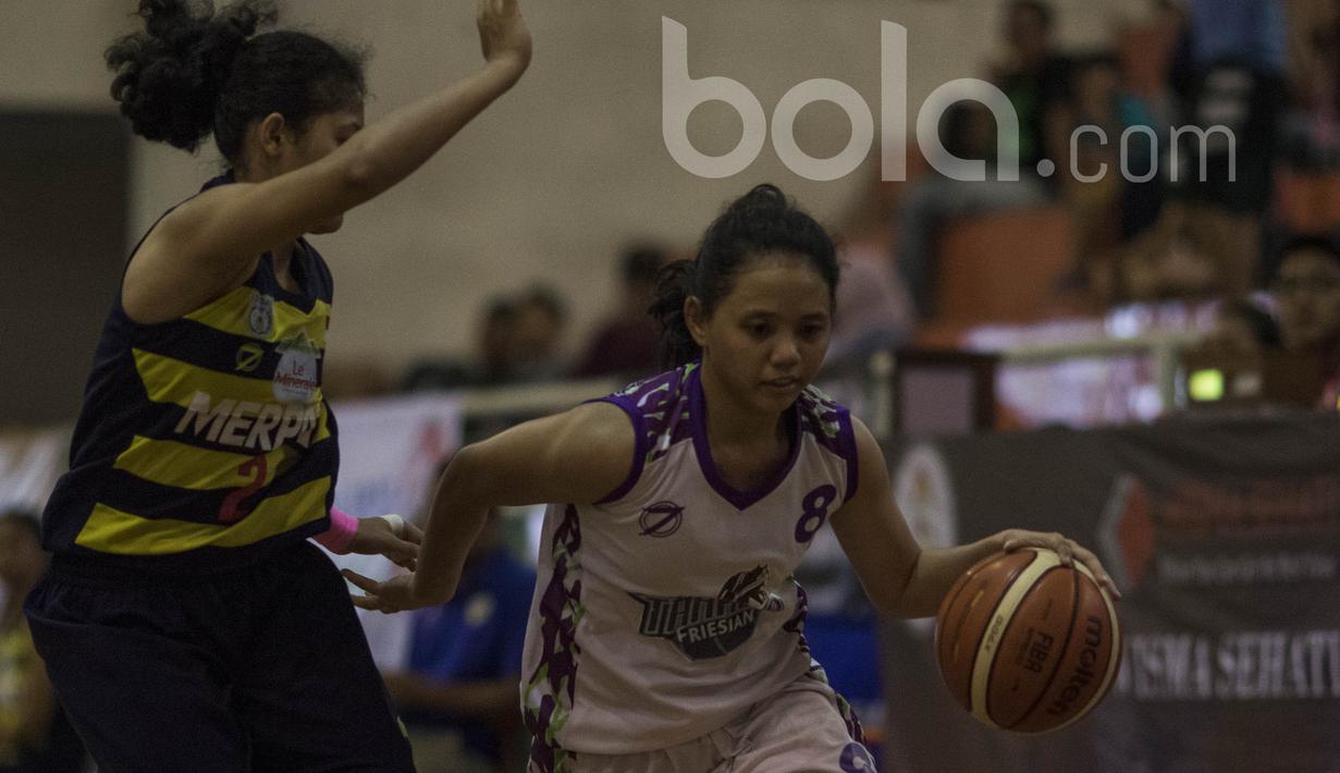 Pebasket Tanago Friesian, Anjelin Simanjuntak, berusaha melewati pebasket Merpati Bali pada perebutan tempat ketiga Sahabat Cup 2017 di GOR Sahabat, Semarang, Sabtu (22/4/2017). Merpati menang 53-30 atas Tanago. (Bola.com/Vitalis Yogi Trisna)