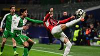 Bek AC Milan asal Inggris Kyle Walker mengontrol bola selama pertandingan leg kedua babak sistem gugur Liga Champions UEFA antara AC Milan dan Feyenoord di stadion San Siro di Milan, pada 18 Februari 2025.Piero CRUCIATTI / AFP