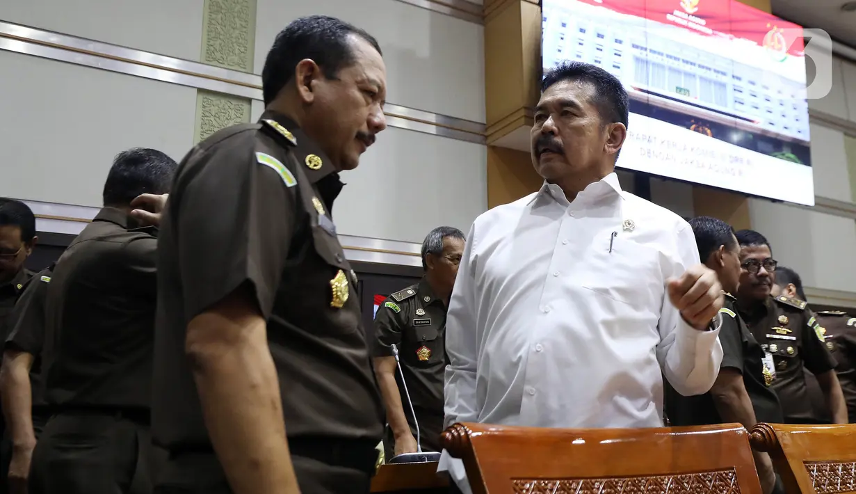 Jaksa Agung ST Burhanuddin (kanan) saat menghadiri rapat kerja dengan Komisi III DPR di Kompleks Parlemen, Jakarta, Kamis (16/1/2020). Dalam rapat ini ST Burhanuddin menjelaskan perkembangan kasus dugaan korupsi PT Asuransi Jiwasraya (Persero) kepada Komisi III DPR. (Liputan6.com/Johan Tallo)