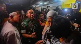 Tangis orang tua pecah sambil memeluk sang anak setelah dua dari tiga bus rombongan SMK Lingga Kencana yang selamat dari kecelakaan maut tiba di Limo, Depok, Minggu (12/5/2024). (merdeka.com/Arie Basuki)