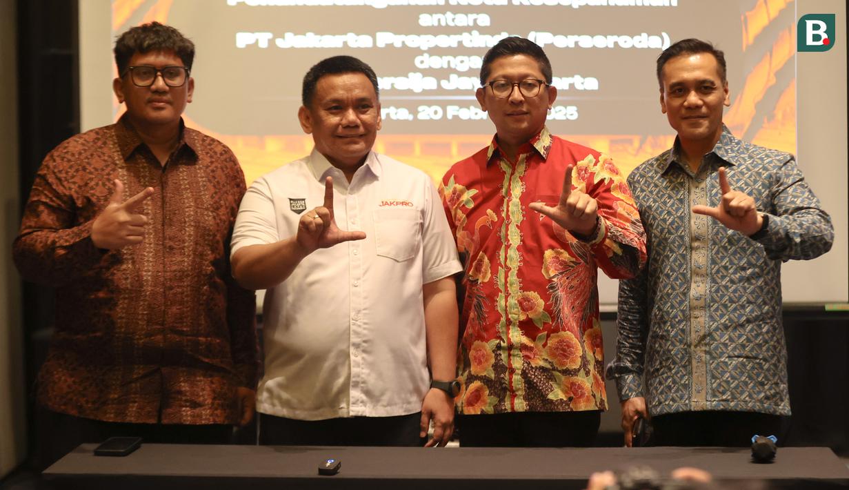 (kiri ke kanan) Ketum Jakmania, Diky Soemarno, Direktur Utama PT Jakarta Propertindo (Jakpro), Iwan Takwin, Direktur PT Persija Jaya Jakarta, Mohamad Prapanca dan perwakilan Gubernur Jakarta, Chiko Hakim hadir pada acara penandatanganan nota kesepamahaman atau MOU kerja sama Persija Jakarta dan Jakpro, Kamis (20/2/2025) di Morrisey Hotel, Jakarta Pusat.