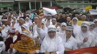 Ratusan tenaga kesehatan mulai dari dokter, perawat dan bidan  di Malang, Jawa Timur, menggelar unjuk rasa di depan Balai Kota Malang, Senin (30/3/2015)