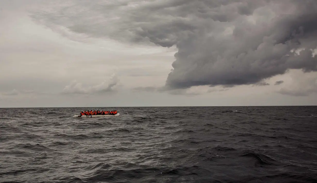 Pengungsi dan migran menunggu untuk diselamatkan oleh LSM Spanyol Proactiva Open Arms di atas sebuah kapal karet, 60 mil sebelah utara Al -Khum, Libya (18/2). Para pengungsi dan migran ini meninggalkan Libya untuk ke Eropa. (AP Photo/Olmo Calvo)
