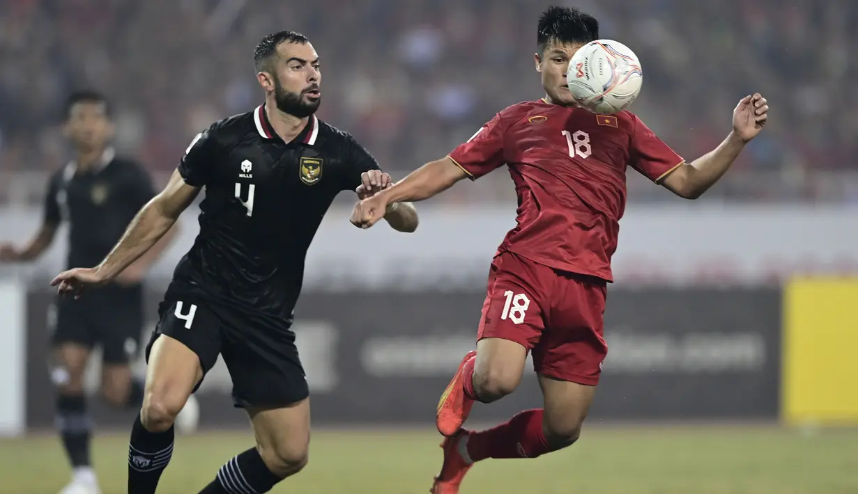 Pemain Timnas Indonesia, Jordi Amat (kiri) mengawal pergerakan pemain Vietnam, Pham Tuan Hai dalam laga yang dimenangkan oleh Vietnam 2-0. (AP Photo/Nguyen Manh Quan)