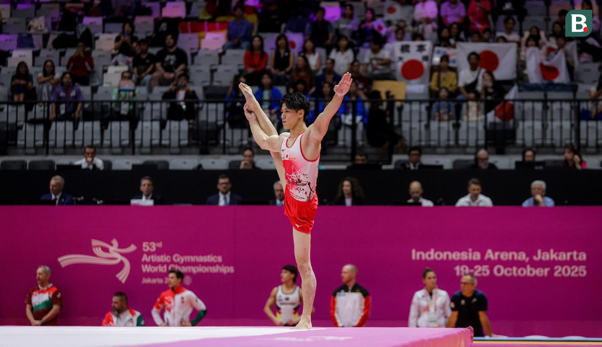 Pesenam Jepang, Daiki Hashimoto beraksi pada nomor senam lantai pada final All-Around Kejuaraan Dunia Gimnastik 2025 di Indonesia Arena, Senayan, Jakarta, Rabu (22/10/2025). (Bola.com/Bagaskara Lazuardi)