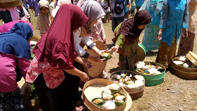 Tradisi Takir, atau nata pikir, dalam rangkaian Festival Ujungan, Banjarnegara. (Liputan6.com/Yusmanto/Muhamad Ridlo)