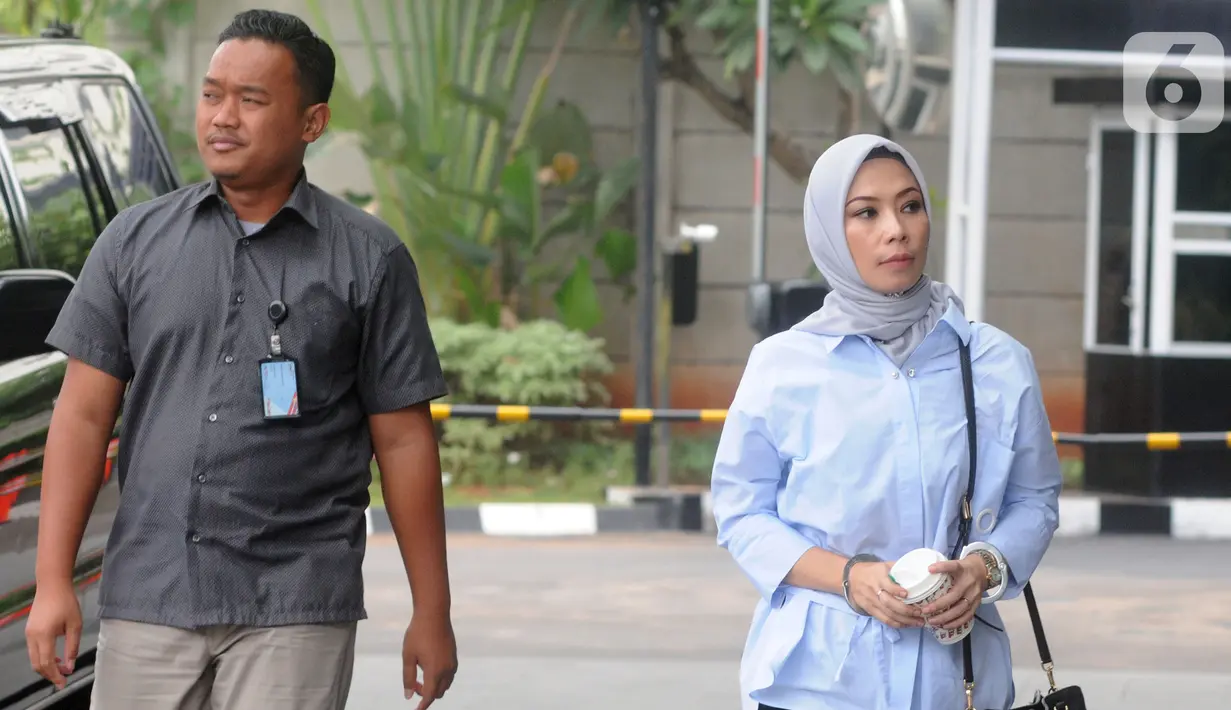 Terpidana General Manager Commercial PT Humpuss Transportasi Kimia, Asty Winasti tiba di Gedung KPK, Jakarta, Selasa (12/11/2019). Asty diperiksa sebagai saksi untuk tersangka Direktur PT HTK, Taufik Agustono terkait dugaan suap terhadap Anggota DPR Bowo Sidik Pangarso. (merdeka.com/Dwi Narwoko)