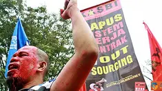 Aksi demonstran mengangkat tangan sebagai bentuk dukungan terhadap penolakan sistem kerja kontrak dan outsourcing, dalam rangka Hari Buruh Internasional, di depan Kantor Gubernur Jabar di jalan Diponegoro, Kota Bandung, Minggu (1/5).(Aries Rachmandy)