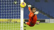 Kiper Brighton and Hove Albion, Robert Sanchez menepis tendangan gelandang Tottenham Hotspur, Carlos Vinicius dalam laga lanjutan Liga Inggris 2020/21 pekan ke-21 di American Express Community Stadium, Minggu (31/1/2021). Brighton menang 1-0 atas Tottenham. (AFP/Andrew Boyers/Pool)