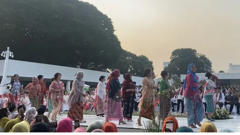 Sejumlah jurnalis dan pemimpin redaksi wanita hadir dengan mengenakan kebaya yang beraneka ragam saat pertunjukkan Istana Berkebaya, Minggu (6/8/2023).