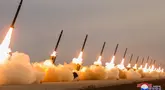 Gambar yang diambil pada 30 Mei 2024 dan dirilis dari Kantor Berita Pusat Korea (KCNA) resmi Korea Utara melalui KNS pada 31 Mei 2024 menunjukkan uji coba penembakan artileri roket super besar 600mm di lokasi yang belum dikonfirmasi di Korea Utara. (STR / KCNA VIA KNS / AFP)