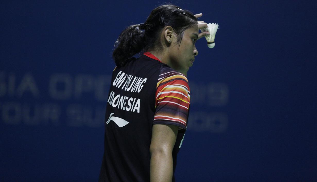 Tunggal putri Indonesia, Gregoria Mariska, berusaha mengembalikan kok saat melawan Pornpawee Chochuwong, pada Blibli Indonesia Open 2019 di Istora Senayan, Jakarta, Selasa (16/7). Gregoria menang 21-10 dan 21-8. (Bola.com/Vitalis Yogi Trisna)
