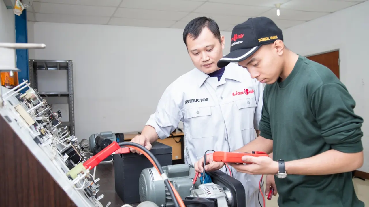 Teknisi pesawat udara, kini menjadi salah satu karier impian banyak anak muda. (Dok Lion Air Group)