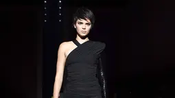 Model Kendall Jenner berpose membawakan busana karya Tom Ford Spring/Summer 2018 selama New York Fashion Week di Park Avenue Armory, New York City (6/9). Kendall tampil cantik dengan gaun berwarna hitam. (AFP Photo/Angela Weiss)