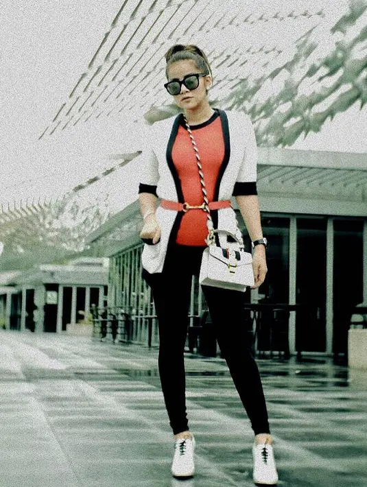 Selain berpenampilan kasual, Olla juga hobi banget tampil mewah. Paduan warna dan model bajunya lah yang nampaknya membuat Olla terlihat mewah dan elegan. (Instagram/ollaramlanaufar)