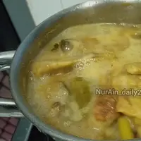 Tanpa Dipresto, Begini Cara Ungkep Ayam Kampung Agar Lembut dan Meresap dengan Hanya Pakai 1 Bahan Dapur (YouTube/NurAin_daily2404)