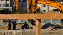 Suasana saat para ahli bekerja untuk memindahkan bom perang dunia II di Berlin, Jerman, Jumat (20/4). Polisi Berlin terpaksa mengevakuasi ribuan orang saat memindahkan bom. (dpa via AP)