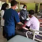 Salah seorang orang dengan gangguan jiwa (ODGJ) yang merupakan warga binaan Panti Sosial Bina Insan Bangun Daya 2 di Kelurahan Ceger, Cipayung, Jakarta Timur, mendapat perawatan luka dari Klinik The Indra (Dok: Klinik The Indra)