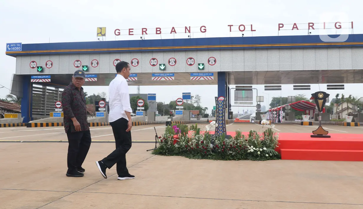 Presiden Joko Widodo didampingi Menteri PUPR Basuki Hadimuljono bersiap meresmikan  Tol JORR II ruas Kunciran-Serpong, Tangerang Selatan, Jumat (6/12/2019). Setelah peresmian, ruas tol sepanjang 11,1 km itu siap digunakan masyarakat jelang Natal 2019 dan Tahun Baru 2020. (Liputan6.com/Angga Yuniar)