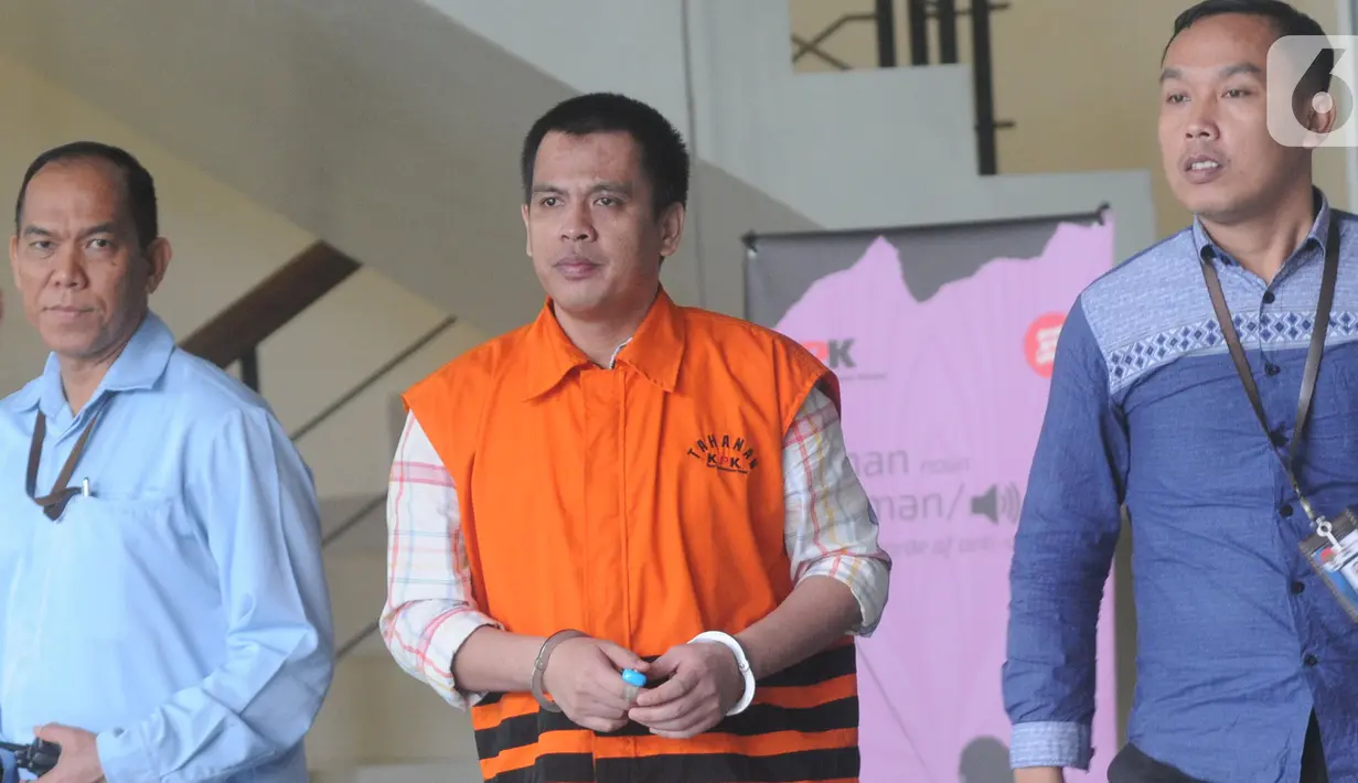 Pemilik PT Enra Sari Robi Okta Fahlefi (tengah) bersiap meninggalkan Gedung KPK, Jakarta, Kamis (31/10/2019). Penyuap mantan Bupati Muara Enim Ahmad Yani itu diperiksa sebagai tersangka kasus suap terkait proyek dinas Pekerjaan Umum Kabupaten Muara Enim senilai Rp130 miliar (merdeka.com/Dwi Narwoko)