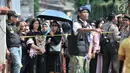Kerumunan warga setempat menyaksikan rekonstruksi pembunuhan satu keluarga di Bojong Nangka II, Bekasi, Jawa Barat, Rabu (21/11). Rekonstruksi ini terkait pembunuhan satu keluarga dengan tersangka Haris Simamora. (Merdeka.com/Iqbal S. Nugroho)